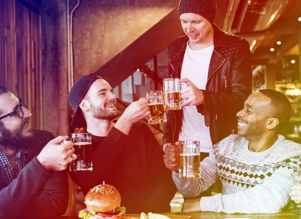 Přímá barva přechodu styl s muži-skupina Craft Beer chlast Brew obsah alkoholu — Stock fotografie