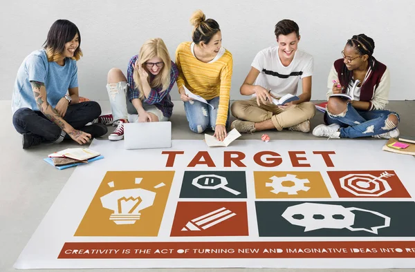 Studenti che lavorano insieme al progetto — Foto Stock