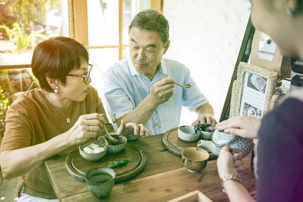 Barista verter té en las tazas para los clientes — Foto de Stock