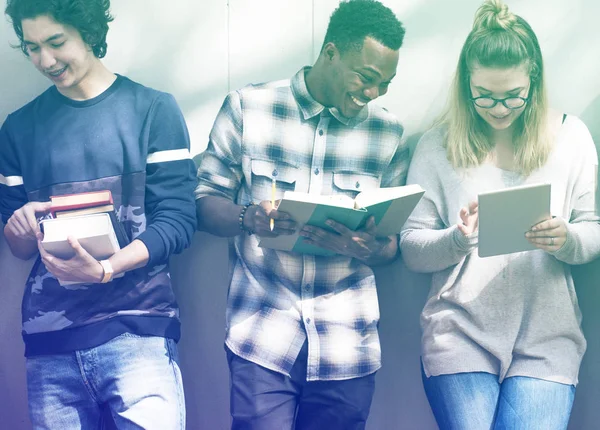 Multiethnische Studenten arbeiten zusammen — Stockfoto