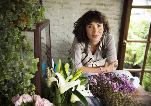 Adult woman in flowers shop — Stock Photo, Image