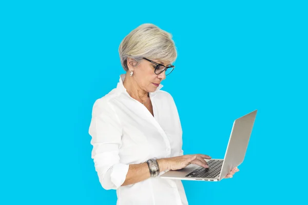 Mujer con pelo gris usando laptop — Foto de Stock