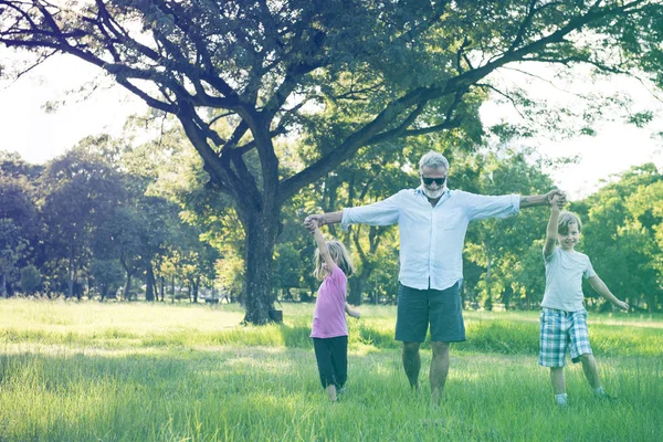 Dziadek Enjoy czas z wnukami — Zdjęcie stockowe