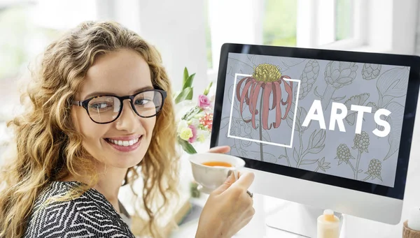 Mooie vrouw het drinken van thee — Stockfoto