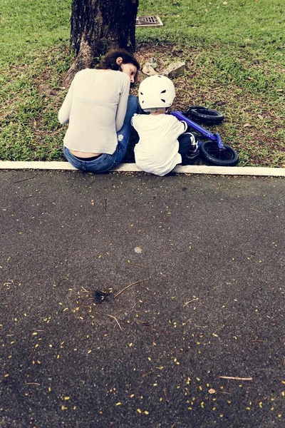 Familjen cykling i park — Stockfoto