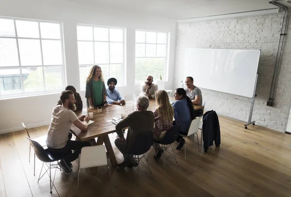 Persone sedute a tavola sulla riunione di lavoro — Foto Stock