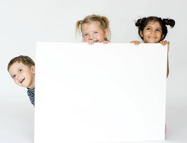 Kinderen houden van lege bordje — Stockfoto