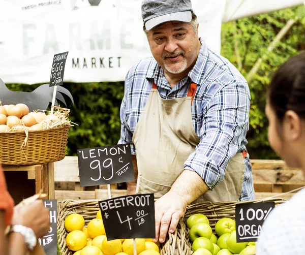 과일을 판매 하는 남자 — 스톡 사진