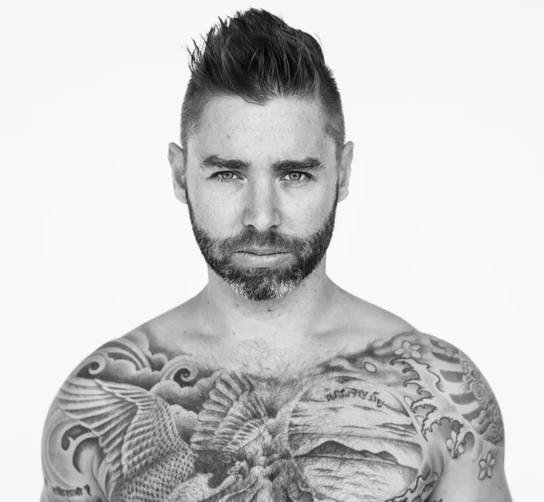 Muž s tetováním na holé hrudi — Stock fotografie