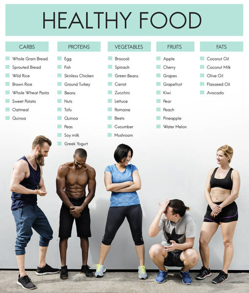 люди в спортивной одежде разговаривают перед тренировкой
