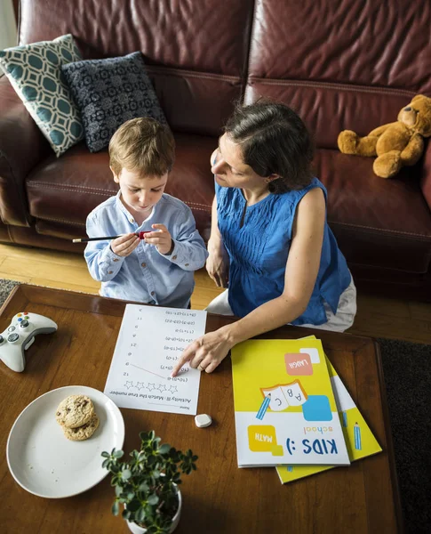 Mãe fazendo lição de casa com o filho — Fotografia de Stock