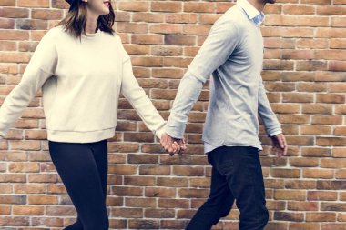 Çiftler birlikte vakit geçiriyorlar.