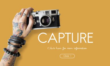 Dövmeli kişi holding kamera