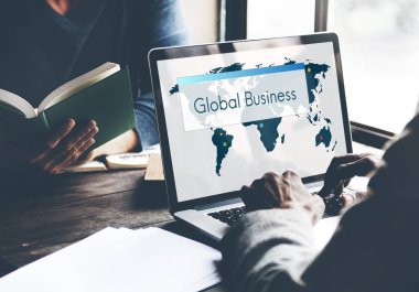 dizüstü bilgisayar kullanan adam 