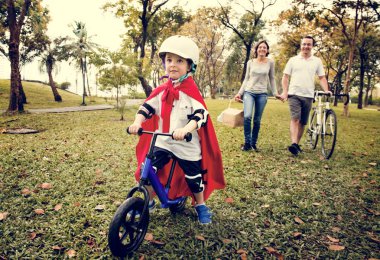 Parkta Bisiklet aile