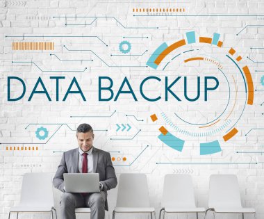 Dizüstü bilgisayarda çalışan bir iş adamı 