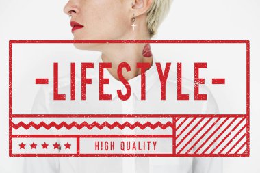 Beyaz gömlekli genç kadın