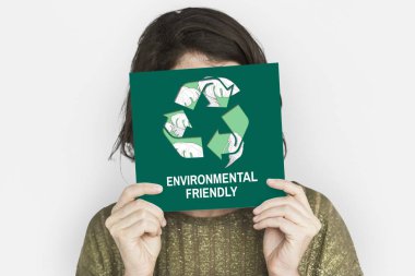 kadın holding afiş elinde