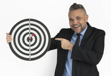 Dart tahtası beyaz adamla  