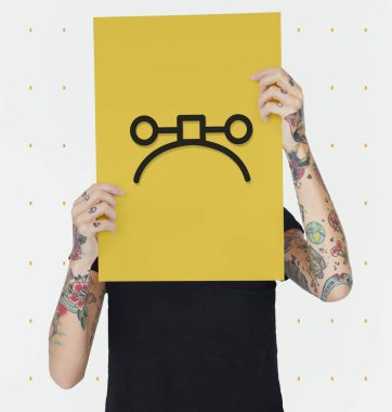 Dövmeli kişi holding afiş. 