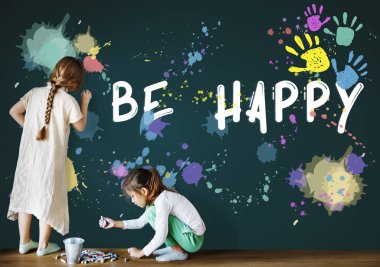 iki kız duvara çizim 