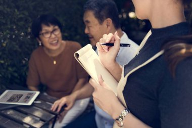 Garson siparişi bir not defterine yazıyor.