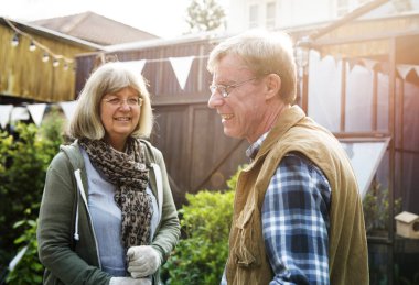 üst düzey çift arka bahçesinde üzerinde konuşuyor 