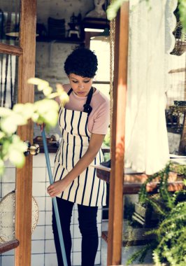 Afrikalı kadın dükkanda çalışan önlük 