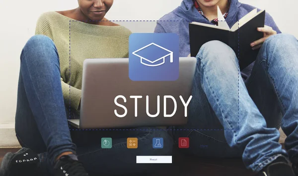 笔记本电脑和书来学习的学生 — 图库照片