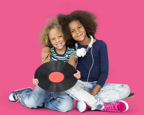 Crianças sorridentes com disco de vinil — Fotografia de Stock