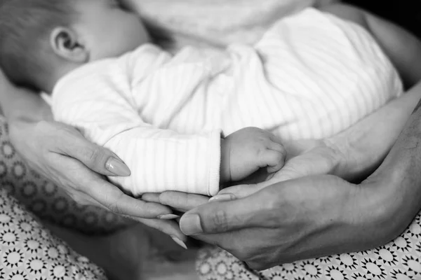 Pais segurando bebê adormecido — Fotografia de Stock