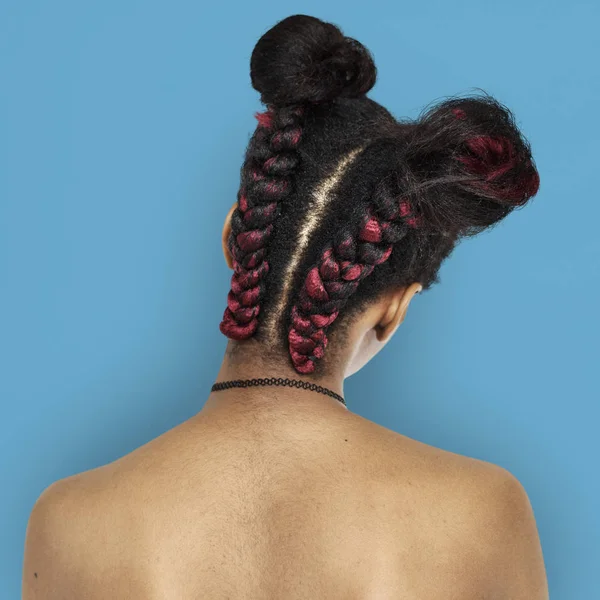 Дівчина-підліток з сучасною зачіскою — стокове фото