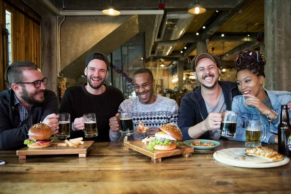 Mensen genieten van eten en drinken — Stockfoto