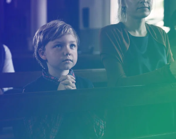 Мальчик в церкви — стоковое фото