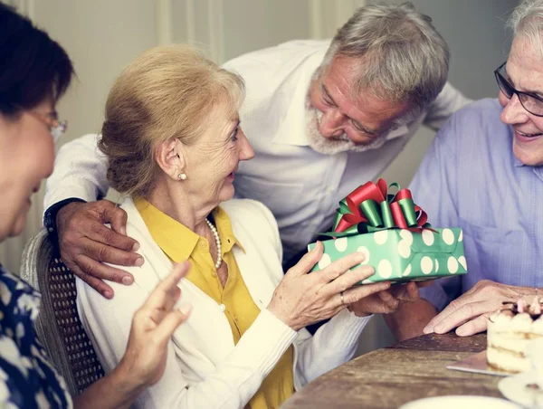 Mujer mayor recibiendo regalo de cumpleaños — Foto de Stock