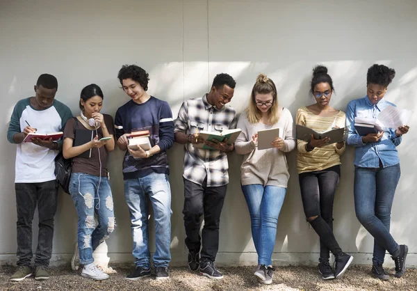 Estudiantes multiétnicos estudiando juntos —  Fotos de Stock