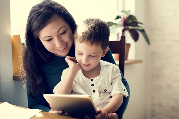 Matka i syn za pomocą komputera typu tablet — Zdjęcie stockowe