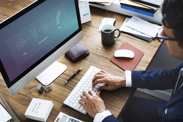 Zakenman werken met computer — Stockfoto