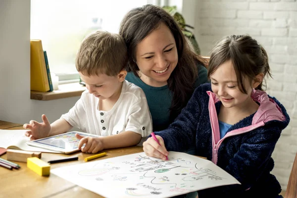 Moeder met zoon en dochter — Stockfoto