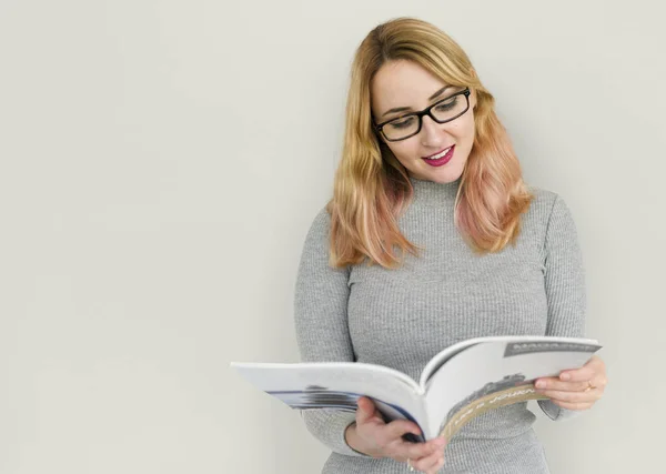 Usmívající se žena čtení knih — Stock fotografie