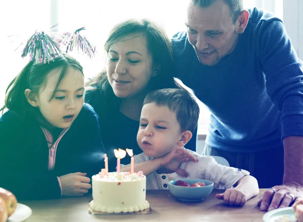 Famiglia che festeggia il compleanno — Foto Stock