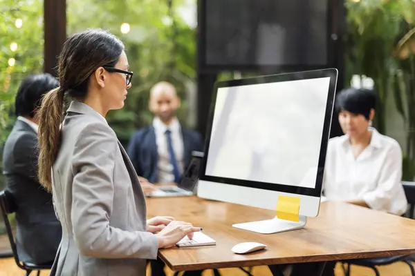 Empresaria que trabaja en la computadora —  Fotos de Stock