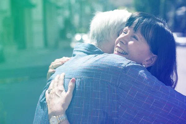 Äldre par i kärlek omfamna — Stockfoto