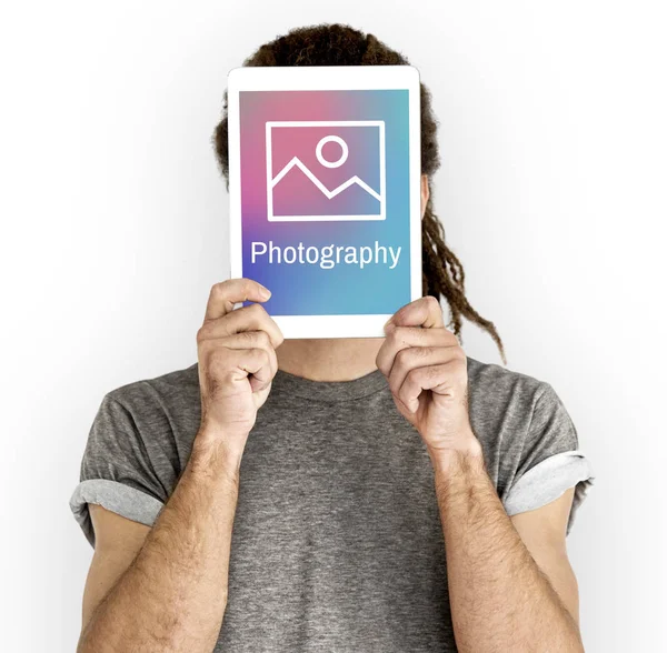 Άνθρωπος που κρατά την ψηφιακή δισκίο που καλύπτει το πρόσωπό — Φωτογραφία Αρχείου