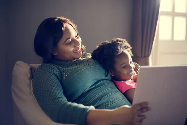 Madre pasando tiempo con su hija — Foto de Stock