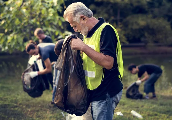 Gente limpiando el parque — Foto de Stock