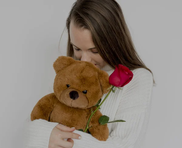 Woman smiling with rose — Stock Photo, Image