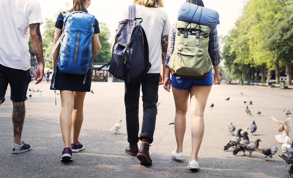 Turister med ryggsäckar på väg — Stockfoto