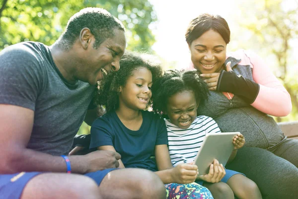 Famille utilisant une tablette numérique — Photo