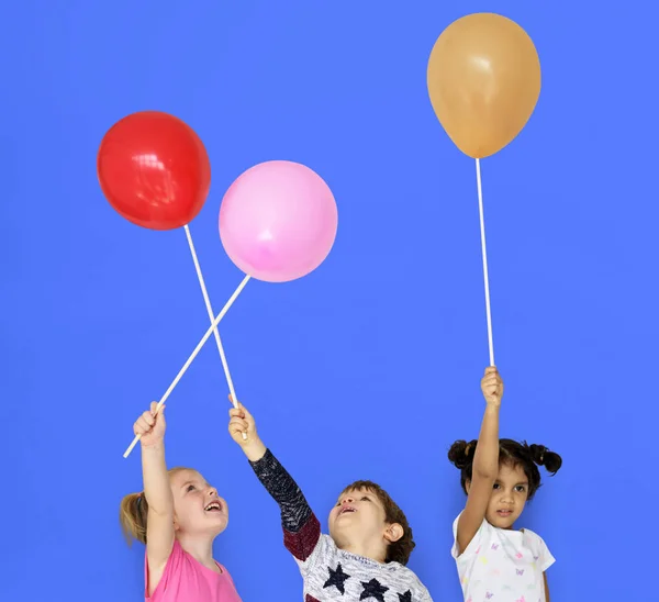Niños sosteniendo globos —  Fotos de Stock